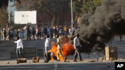 Des manifestations au Zimbabwe, le 1er août 2018.