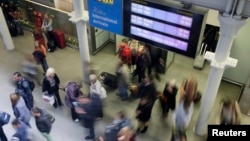 Hành khách đến từ chuyến tàu Eurostar tại ga St Pancras ở London, ngày 10/10/2014. Anh Quốc cho biết sẽ, bắt đầu sàng lọc hành khách vào Anh thông qua hai sân bay chính của London và các chuyến tàu Eurostar.