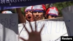 Members of Cambodian National Rescue Party (CNRP) march on the street during a protest demanding a free and fair general election in Phnom Penh, file photo. 