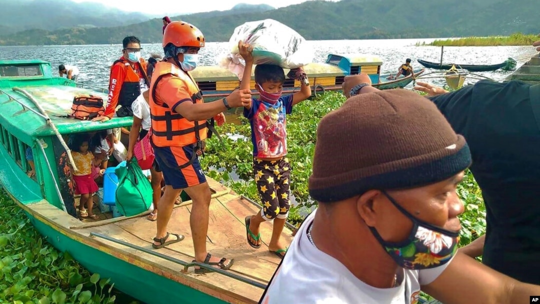 Garda Pantai Filipina mengevakuasi sejumlah keluarga ke tempat yang aman sebelum Topan Goni melanda, di Provinsi Camarines Sur, Sabtu, 31 Oktober 2020. 