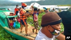 Garda Pantai Filipina mengevakuasi sejumlah keluarga ke tempat yang aman sebelum Topan Goni melanda, di Provinsi Camarines Sur, Sabtu, 31 Oktober 2020. 