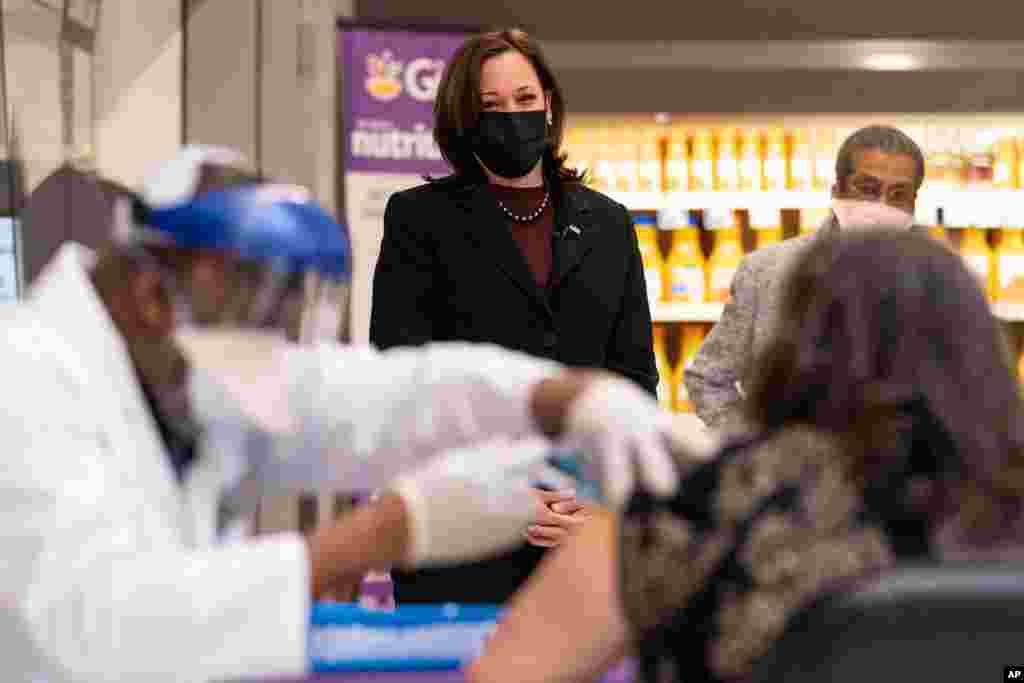 کامالا هریس معاون رییس جمهوری آمریکا، از آغاز روند واکسیناسیون در سوپرمارکت‌های جاینت در شهر واشنگتن بازدید کرده است.