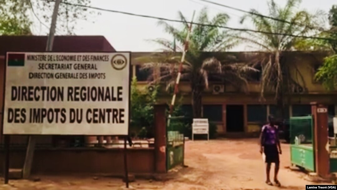 La Direction des Impôt à Ouagadougou, au Burkina, le 26 décembre 2018. (VOA/Lamine Traoré)