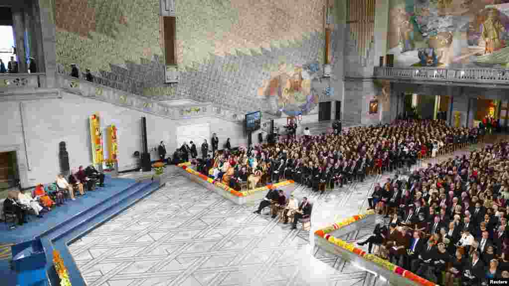 L&#39;image montre la vue générale de la salle au cours de la cérémonie de remise du Prix Nobel de la Paix à l&#39;Hôtel de Ville d&#39;Oslo, le 10 décembre 2014.