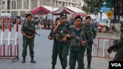 Armed police block all roads leading to Poipet border checkpoint in Cambodia, as leaders and activists of Cambodia National Rescue Party plan to cross the border town to get into Cambodia, on Nov 9, 2019. (Sun Narin/VOA Khmer) 