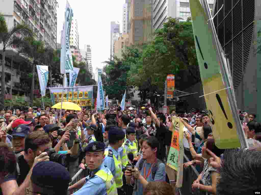 香港泛民多个政党和团体周六声援铜锣湾书店店长林荣基（美国之音海彦拍摄）