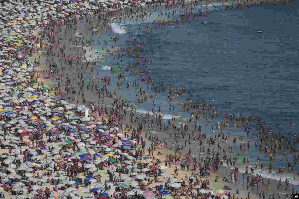 Thousands of beach goers pack Ipanema beach in Rio de Janeiro, Brazil, Dec. 28, 2014.