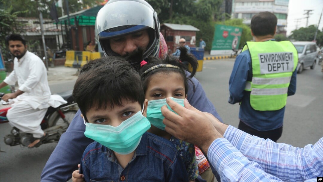 اسموگ کے باعث لوگوں کو سانس لینے میں دشواری پیش آئی اور کھلی فضا میں نکلنے پر آنکھوں میں جلن کی شکایات بھی عام رہیں۔