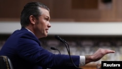 Pete Hegseth, candidato del presidente electo de Estados Unidos, Donald Trump, para ser secretario de Defensa, testifica ante una audiencia de confirmación de la Comisión de Servicios Armados del Senado en el Capitolio en Washington, el 14 de enero de 2025. 