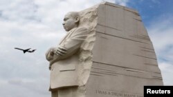 El monumento a Martin Luther King, Jr. en West Potomac Park en Washington, congrega a miles de visitantes.
