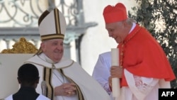 Diego Padrón, arzobispo emérito de Cumaná, sonríe junto al papa Francisco luego de ser elevado a cardenal junto a otros 20 religiosos del mundo durante una celebración en la plaza San Pedro del Vaticano, el sábado 30 de octubre de 2023. 