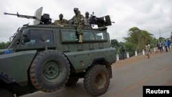 Uganda People's Defence Forces (UPDF) soldiers ride on their armored personnel carrier (APC) enroute to evacuate their citizens following recent fighting in Juba at Nimule town along the South Sudan and Uganda border, July 14, 2016.