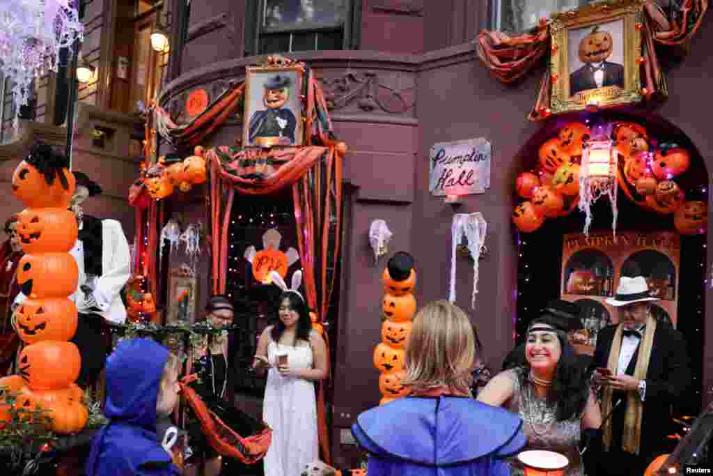 La ciudad de Nueva York también resalta por las decoraciones y el tradicional desfile que se realiza en la noche de Halloween, celebrada los 31 de octubre.&nbsp;