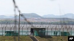 2일 한국 군인들이 파주 비무장지대 철책 주변을 순찰하고 있다.