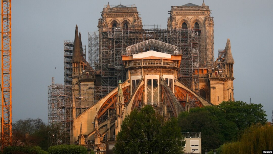 Pekerjaan perbaikan di Katedral Notre Dame yang rusak terbakar sekitar stahun lalu di Paris, Perancis, 7 April 2020. 