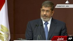 Presiden Mohammed Morsi, yang mengusulkan referendum konstitusi, mendapat dukungan dari hakim-hakim senior Mesir (foto: dok).