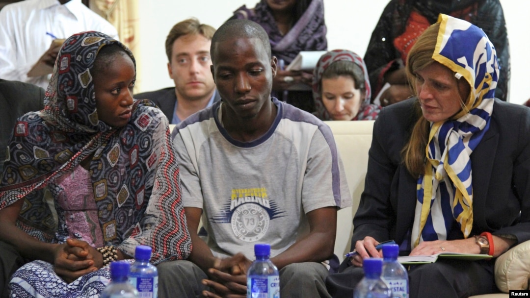 Đại sứ Mỹ tại LHQ Samantha Power gặp gỡ những người sống sót sau khi nhiễm Ebola Fanta Oulen Camara, 24 tuổi, (trái) và Tiến sĩ Oulare Bakary, 30 (giữa) tại Conakry, Guinea ngày 26 tháng 10, 2014. 