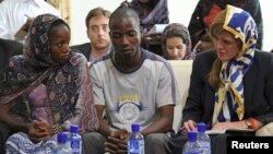 La embajadora Samantha Powers conversa con sobrevivientes de ébola en Conakry, Guinea.