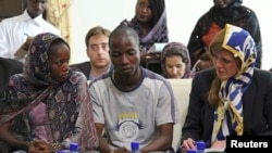 A Conakry, en Guinée, Samantha Powers a conféré avec des survivants de la fièvre à Ebola (Reuters)