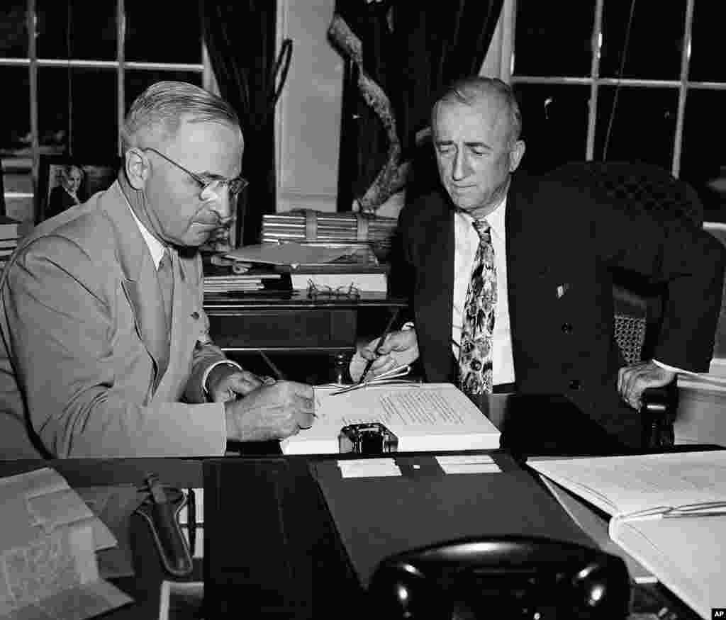 Prezident Garri Truman BMT Nizomiga imzo chekmoqda. Shu bilan tarixiy hujjatning ratifikatsiya qilish jarayoni nihoyasiga yetdi. 8-avgust, 1945.