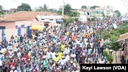 Des milliers de Togolais étaient dans les rues, à Lomé, le 6 septembre 2017. (VOA/Kayi Lawson)