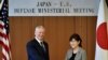 Menteri Pertahanan Amerika, Jim Mattis (kiri) berjabat tangan dengan Menhan Jepang Tomomi Inada di kantor Kementerian Pertahanan Jepang di Tokyo, Jepang, 4 Februari 2017 (REUTERS/Franck Robichon/Pool )