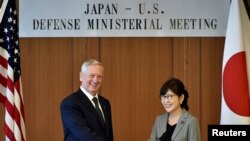 Menteri Pertahanan Amerika, Jim Mattis (kiri) berjabat tangan dengan Menhan Jepang Tomomi Inada di kantor Kementerian Pertahanan Jepang di Tokyo, Jepang, 4 Februari 2017 (REUTERS/Franck Robichon/Pool )