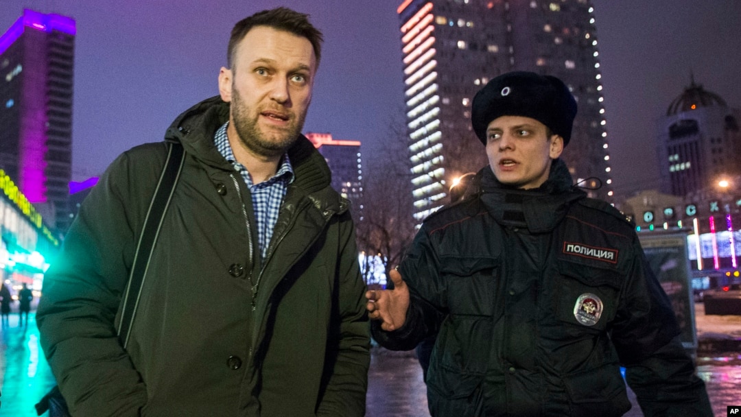 Polisi Rusia menahaan pemimpin oposisi Alexei Navalny di Moskow (14/1).