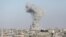  دود در پی حمله گزارش شده اسرائیل در رفح به هوا می‌رود. این حملات در ادامه درگیری‌ اسرائیل و گروه اسلامگرای فلسطینی حماس است - ۱۷ اردیبهشت