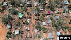 Uma vista de drone de casas e edifícios destruídos na sequência do ciclone Chido em Pemba, Moçambique, 18 de dezembro de 2024