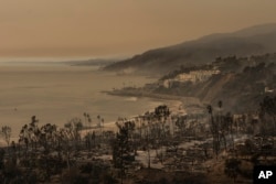 Yangın Los Angeles kıyı şeridine kadar indi.