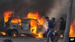 Samolyotda halok bo'lgan yo'lovchilarning yaqinlari Tayvanning Pengu orolida tashkil etilgan motam marosimida, 24-iyul, 2014-yil.