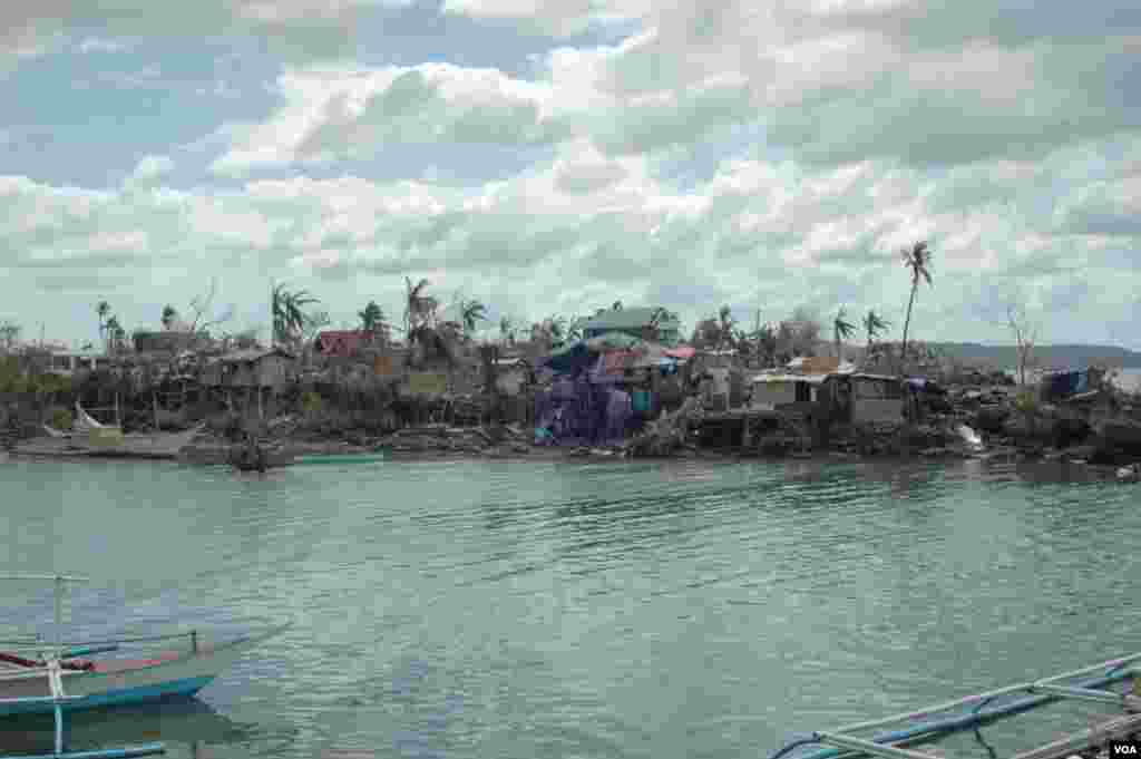 A view of the damage in Cebu, Philippines, Nov. 15, 2013. (Steve Herman/VOA)