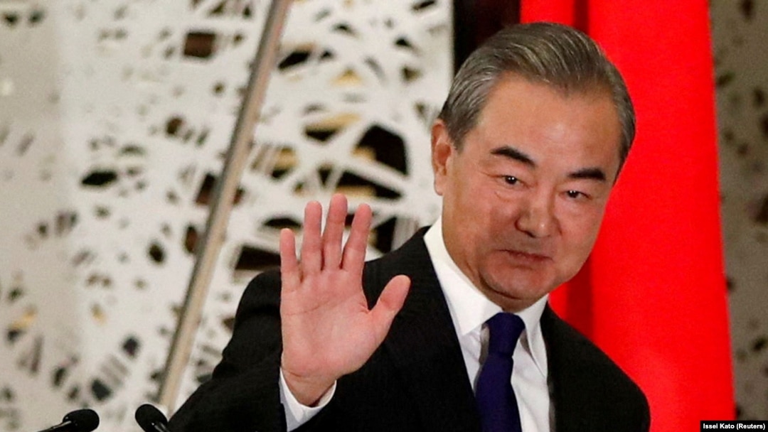 2020年11月24日，時任中國外交部長王毅在日本東京舉行的新聞發布會上揮手致意。