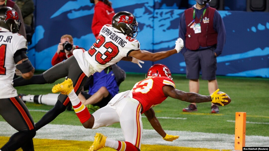 Un joueur de Kansas City Chiefs (maillot rouge) tente de récupérer une passe dans la surface de réparation de Tampa Bay durant le Super Bowl, le 7 février 2021. 