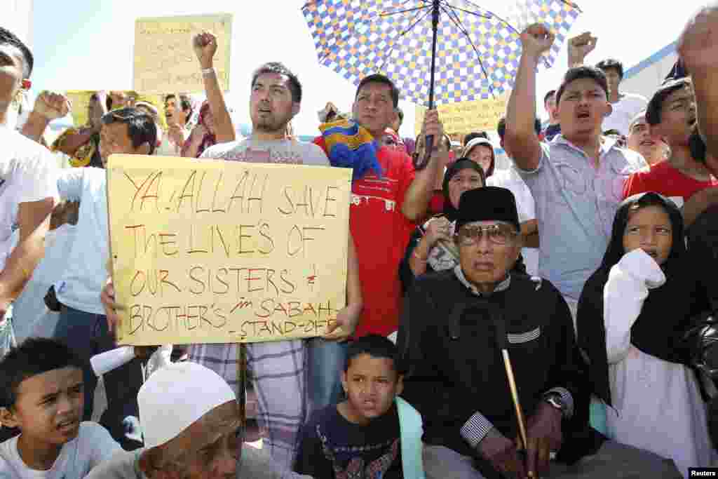 Mantan Sultan Sulu Jamalul Kiram III (duduk, kanan) bersama pengikutnya berdemonstrasi di depan Masjid Biru di desa Maharlika, kota Taguig, selatan Manila (1/3). (Reuters/Romeo Ranoco)