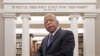 Le représentant démocrate John Lewis, sous une de ses citations à la bibliothèque publique de Nashville, au Tennessee, le vendredi 18 novembre 2016. (AP Photo/Mark Humphrey)