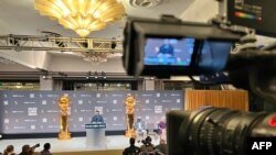 Американский актер Уилмер Вальдеррама (в центре) выступает во время объявления номинантов «Золотого глобуса», в отеле «Беверли Хилтон» в Беверли-Хиллз, Калифорния.11 декабря 2023 года