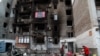 Մարիուպոլ քաղաքի ավերված շենքերի բնակիչները ստիպված են ճաշել դրսում