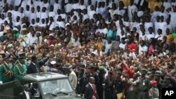 Shugaban kasar Najeriya Goodluck Jonathan yana gaida jama'a yayin bukin tunawa da cika shekaru 50 da samun 'yancin kai, a Abuja, Nigeria, ranar Jumma'a, 1 ga watan Oktoba, 2010.