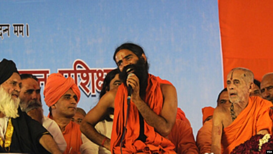 Guru yoga Baba Ramdev (tengah) berbicara kepada ribuan pengikutnya dalam aksi mogok makan untuk menentang korupsi di New Delhi (4/6).