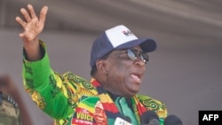 Presidente do Zimbabué, Emmerson Mnangagwa num comício em Shurugwi, 19 agosto, 2023.