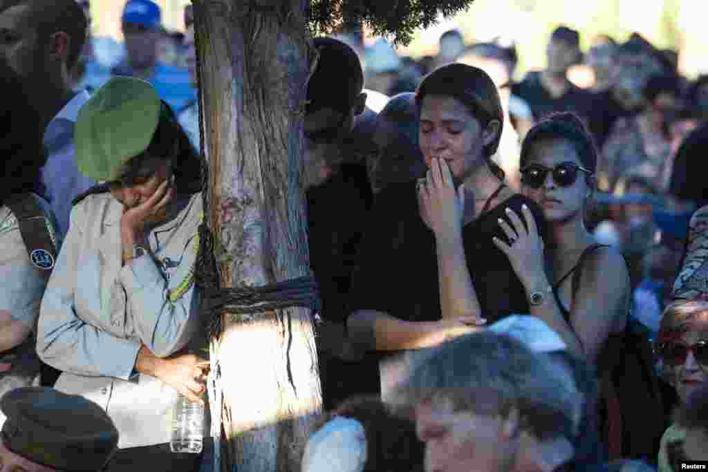 Familiares e amigos do soldado israelita Daniel Pomerantz, que foi morto nos confrontos em Gaza, choram no seu funeral em Kfar Azar, junto a Telaviv, Julho 24, 2014.