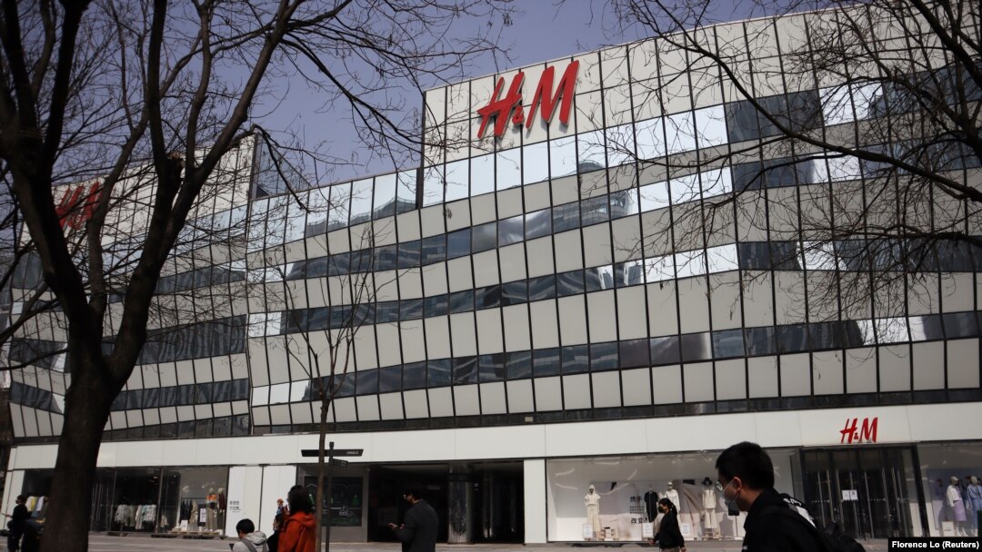 Orang-orang berjalan melewati toko asal Swedia H&M di kompleks perbelanjaan di Beijing, China, 25 Maret 2021. (Foto: REUTERS/Florence Lo)