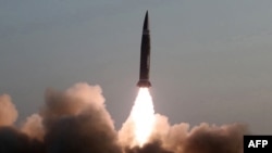 북한은 전날인 25일 새로 개발한 신형전술유도탄시험발사를 진행했다며 26일 관영매체를 통해 사진을 공개했다.