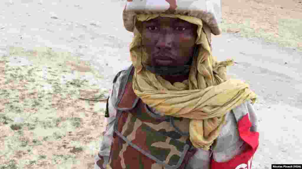 Un soldat nigérien monte la garde près de Diffa, le 29 février 2016. (VOA/Nicolas Pinault)