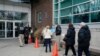 Personas hacen fila para recibir la vacuna anti COVID-19 en el Colegio Comunitario Nassau County, en Garden City, Nueva York, el 5 de enero de 2021.