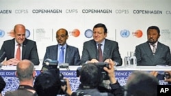 Sweden's PM Fredrik Reinfeldt (L), European Commission chief Jose Manuel Barroso (2ndR), Ethiopia's PM Meles Zenawi and AU Commission Chairperson Jean Ping (R) give a news conference in Copenhagen, 16 Dec 2009