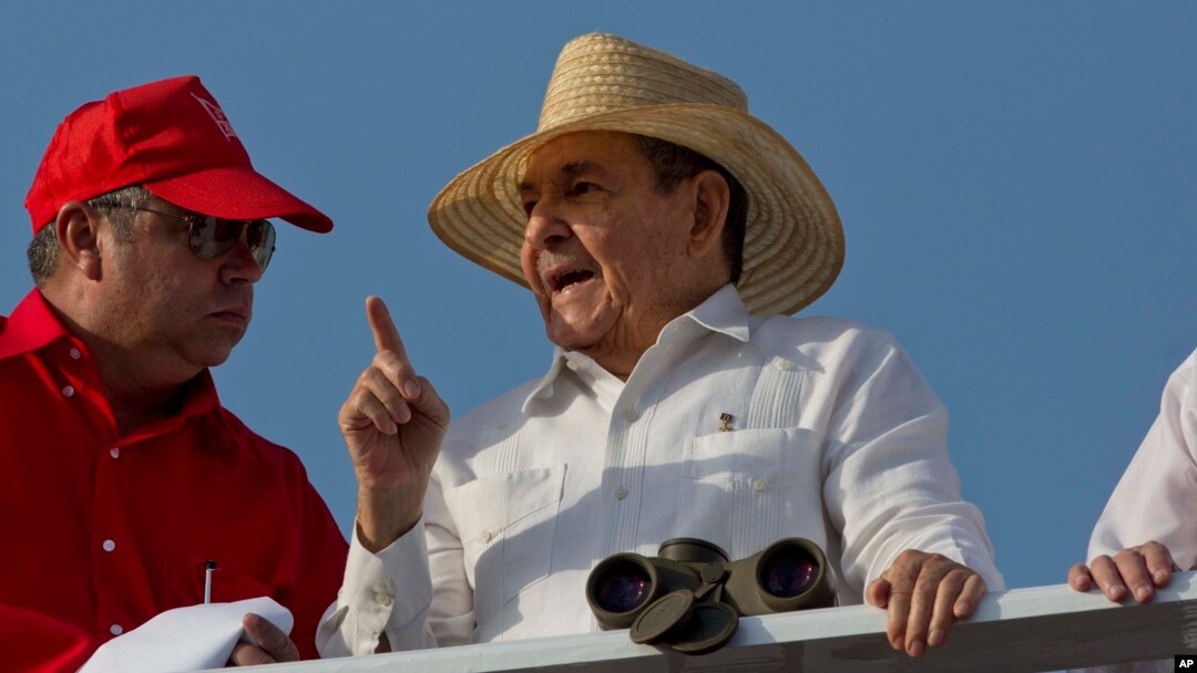 Raúl Castro (de sombrero) durante el desfile del 1 de mayo en La Habana.