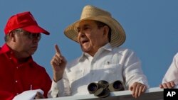 Raúl Castro (de sombrero) durante el desfile del 1 de mayo en La Habana.